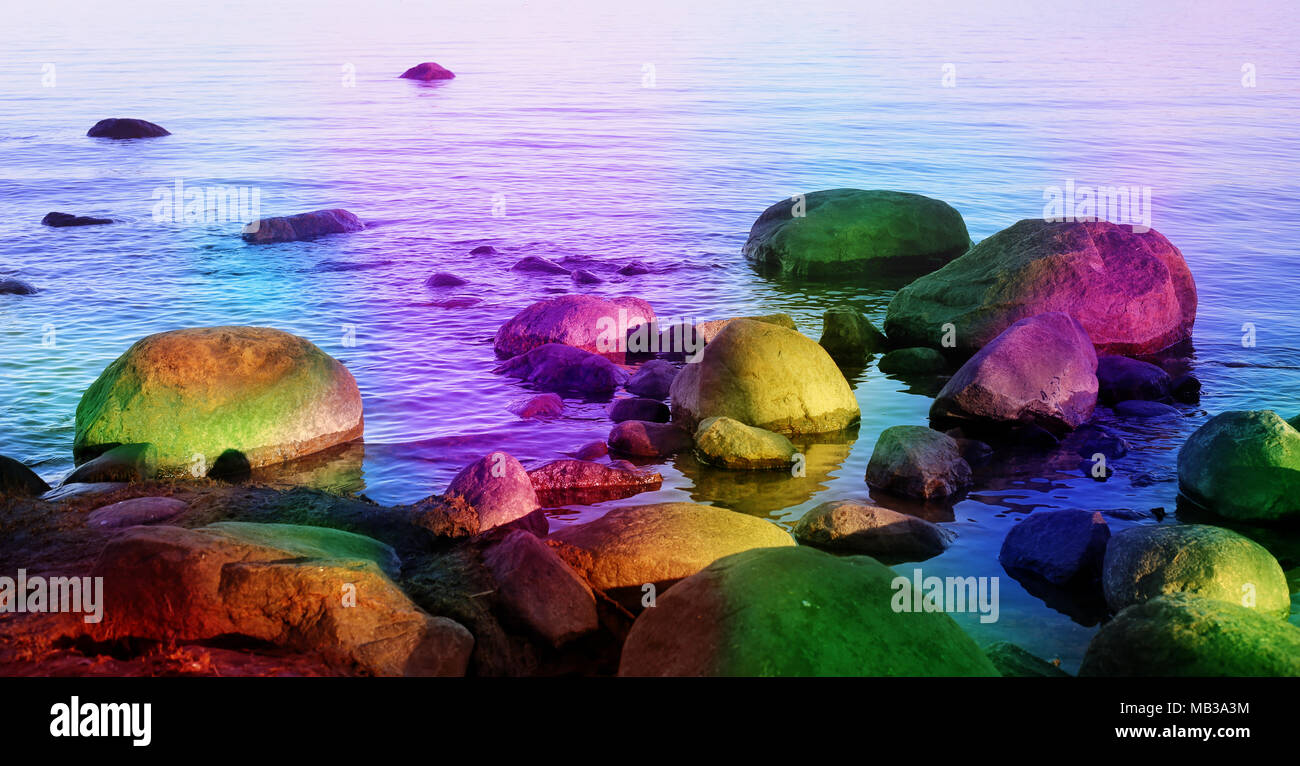 Paysage au thème de la fantaisie colorée dont les roches dans la mer. Mer calme et de belles couleurs des roches créer une ballade féerique à l'ambiance magique. Banque D'Images