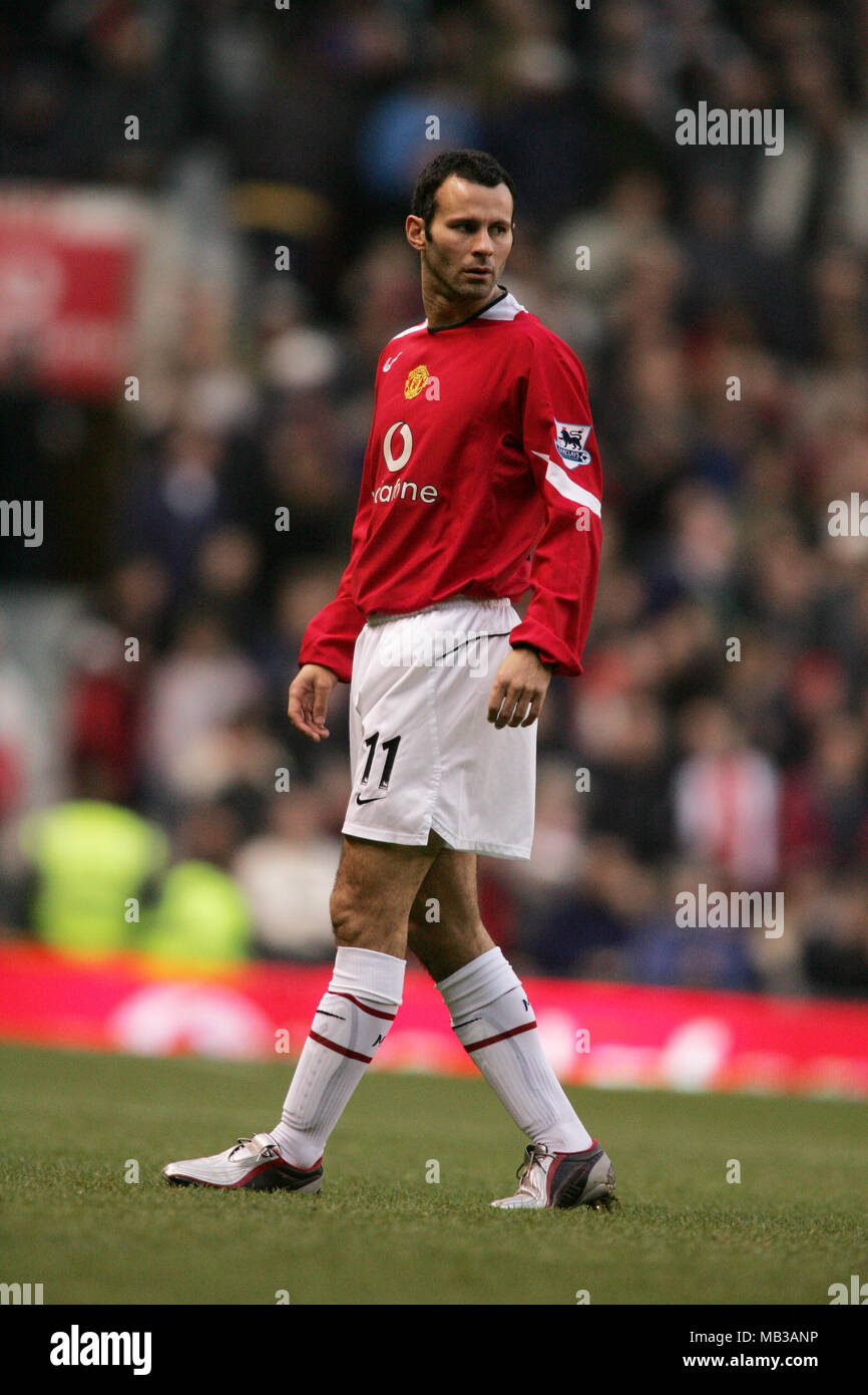 Ryn Giggs jouant pour Manchester United à Old Trafford.cette image est liée par les restrictions de Dataco sur la façon dont elle peut être utilisée. UTILISATION ÉDITORIALE SEULEMENT aucune utilisation avec des fichiers audio, vidéo, données, listes de présentoirs, logos de clubs/ligue ou services « en direct » non autorisés. Utilisation en ligne limitée à 120 images, pas d'émulation vidéo. Aucune utilisation dans les Paris, les jeux ou les publications de club/ligue/joueur unique Banque D'Images