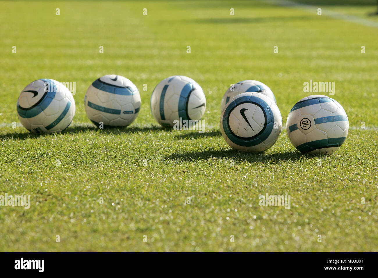 Six ballons Nike utilisé dans le football professionnel utilisé dans la  saison 2004-2005 de la Premier League Photo Stock - Alamy