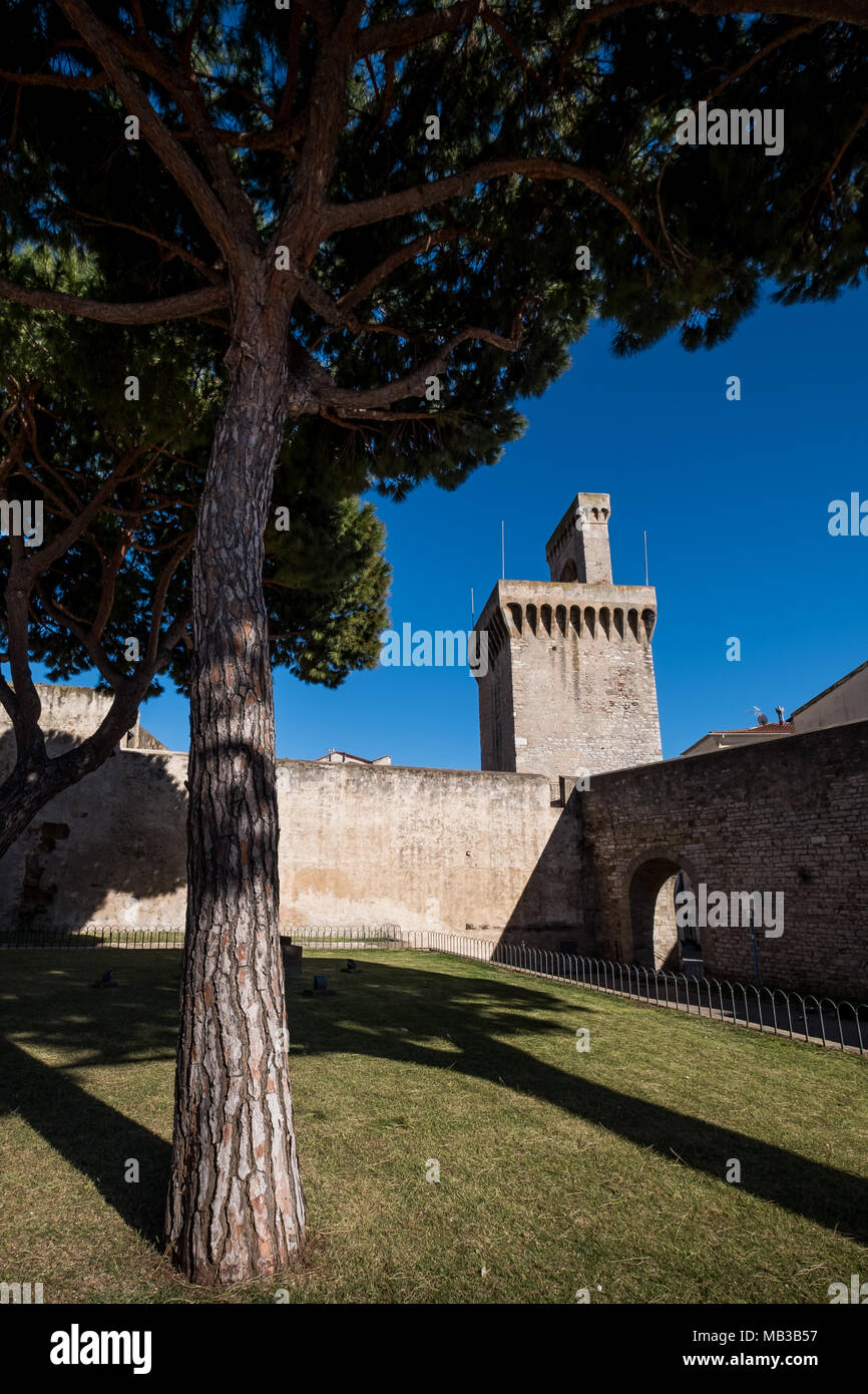 Piombino, Toscane, Italie - complexe du château avec la Torrione RIvellino et l Banque D'Images
