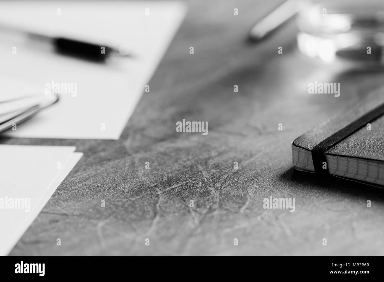 Vue sur le lieu de travail. Ordinateur portable ouvert sur table. La photographie en noir et blanc. Banque D'Images