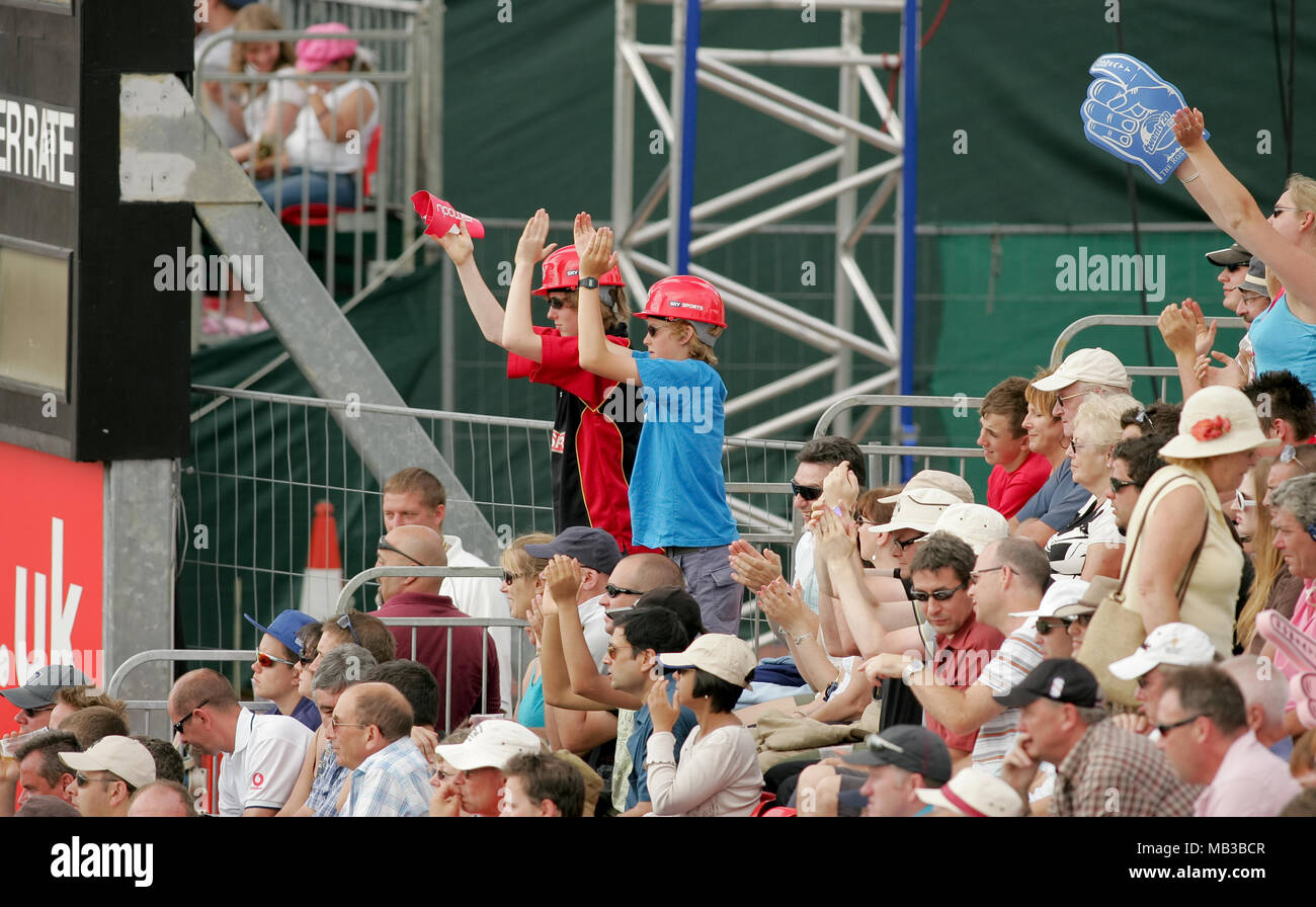 Fans de cricket de joie et d'avoir du plaisir à la vingt20 cup dernière journée au Rose Bowl Hampshire. Banque D'Images