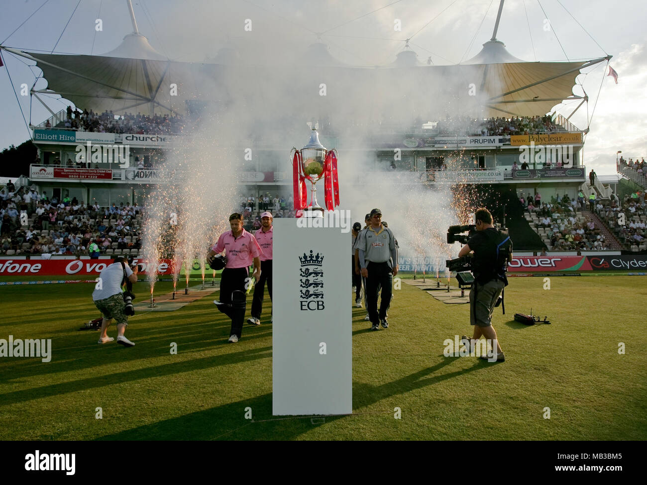 La Twenty20 cup trophée sur l'affichage à la finale entre le Kent et Middlesex comme les équipes sortent au Rose Bowl dans le Hampshire en 2008. Banque D'Images