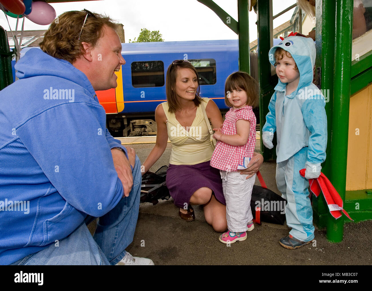 Justin Fletcher AKA Mr cascadent de Ninky Nonk cbeebies lance le dans le cadre d'une journée des enfants à célébrer dans la nuit pour enfants jardin TV show, l'événement a eu lieu à la ligne de chemin de fer à vapeur du cresson dans le Hampshire en Angleterre. Avec l'un des centres des trains à vapeur et des voitures qui reproduit les caractères et les paramètres de l'émission populaire avec à bord des lectures et des jeux. Banque D'Images