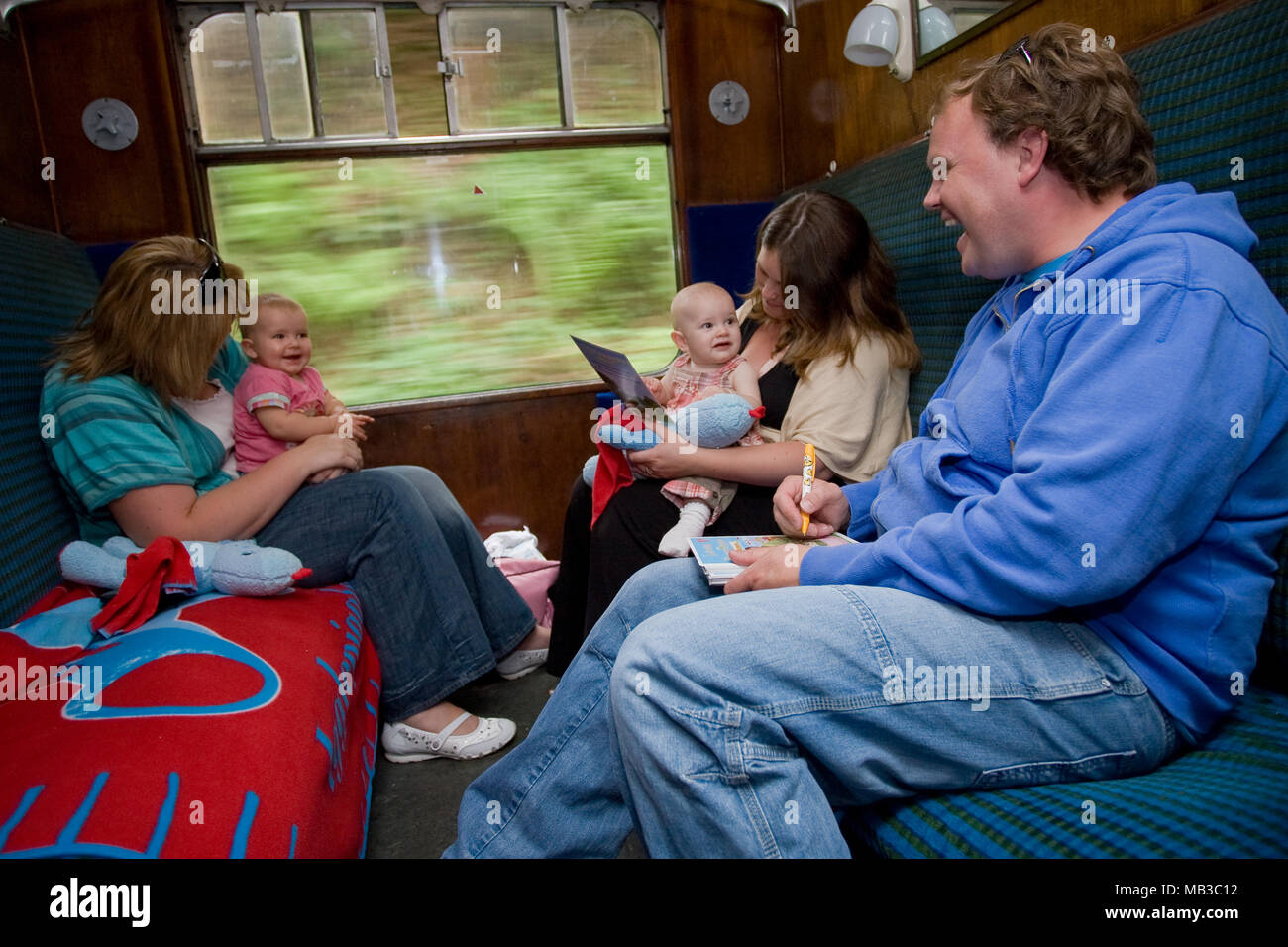 Justin Fletcher AKA Mr cascadent de Ninky Nonk cbeebies lance le dans le cadre d'une journée des enfants à célébrer dans la nuit pour enfants jardin TV show, l'événement a eu lieu à la ligne de chemin de fer à vapeur du cresson dans le Hampshire en Angleterre. Avec l'un des centres des trains à vapeur et des voitures qui reproduit les caractères et les paramètres de l'émission populaire avec à bord des lectures et des jeux. Banque D'Images