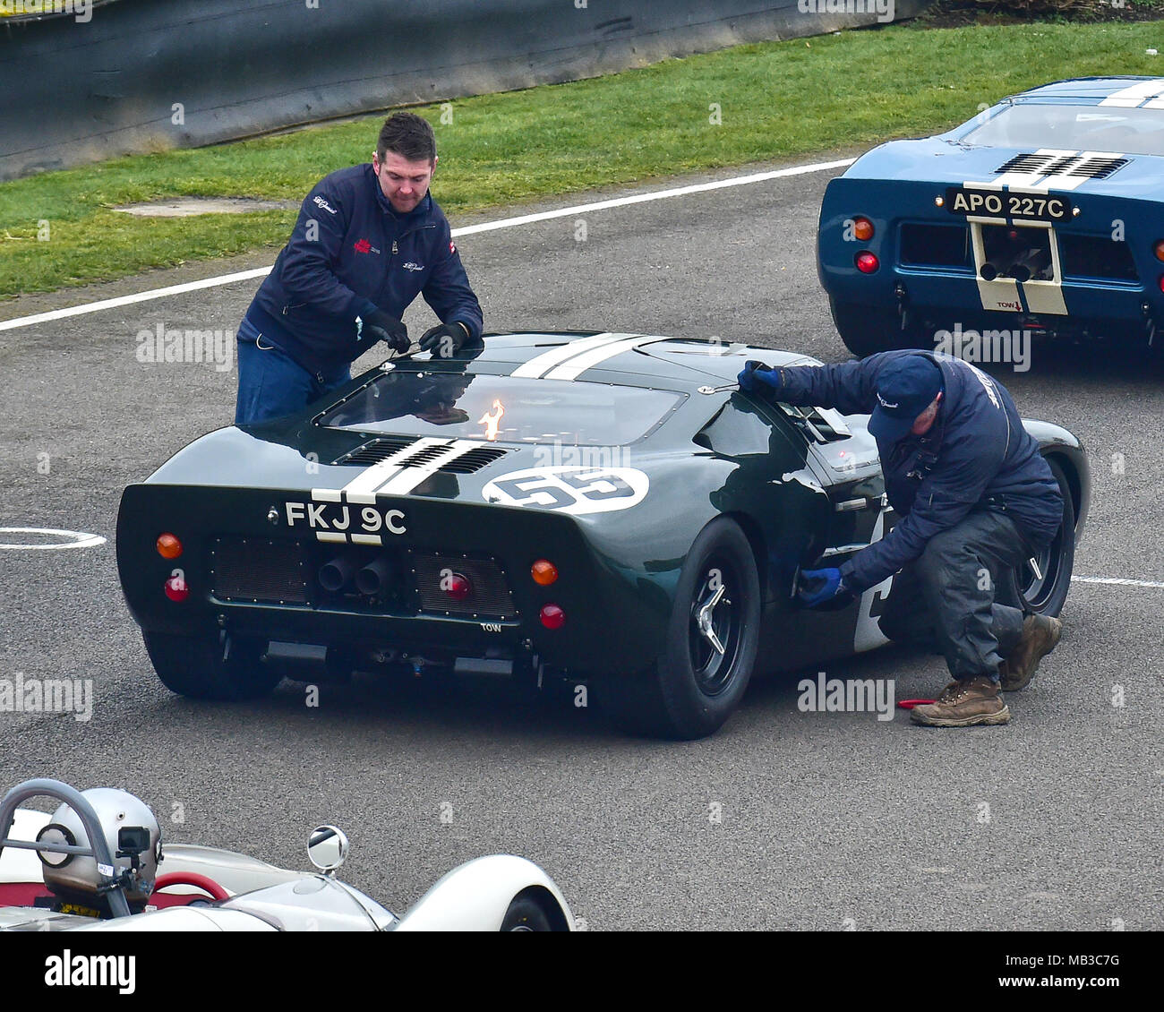 Un ajustement rapide d'éteindre un incendie dans le compartiment moteur, John Young, Ford GT40, Gurney Cup, Sport GT, 76e réunion, les membres de l'Angleterre, Goodwood, Mars Banque D'Images