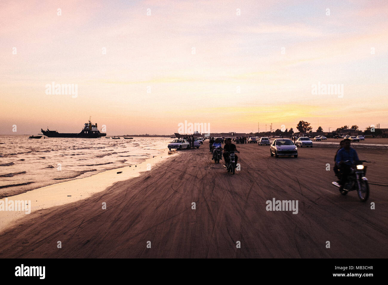 Coucher du soleil sur une plage dans la région de Bandar Abbas en Iran. Banque D'Images