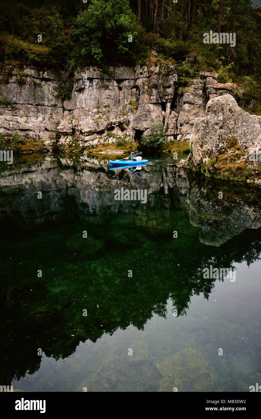 Les Gorges du Tarn canoë un tournant spectaculaire gorge calcaire du Rozier, au nord de Millau, à Quézac, dans le département de la Lozère, France. Banque D'Images