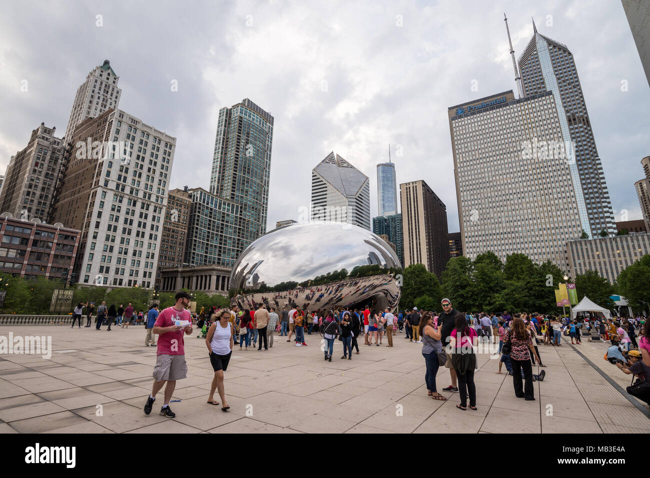 CHICAGO - 4 juillet 2017 : Cloud Gate dans le Millennium Park de Chicago. La Cloud Gate est une attraction touristique majeure habituellement appelé : le bean. Banque D'Images