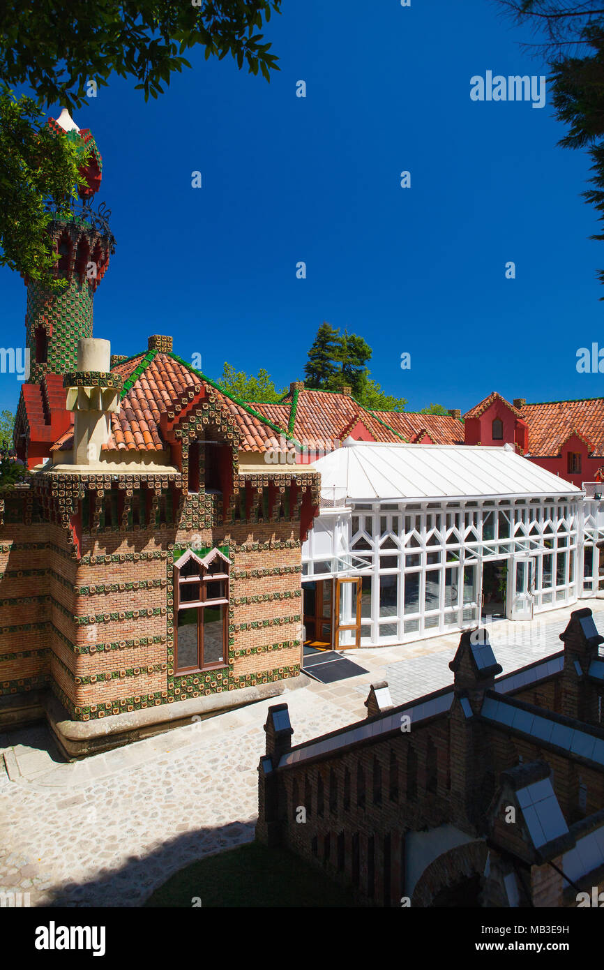 Comillas, Espagne - 3 juillet 2017 : Palais de El Capricho ou Villa Quijano par l'architecte Gaudi en style moderne, avec des touristes dans le village de Comil Banque D'Images