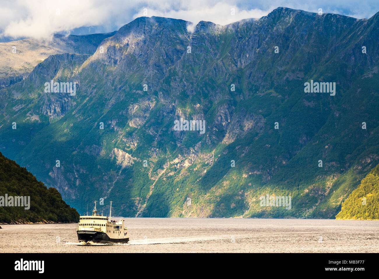 En passant par ferry fjord de Geiranger en Norvège Banque D'Images