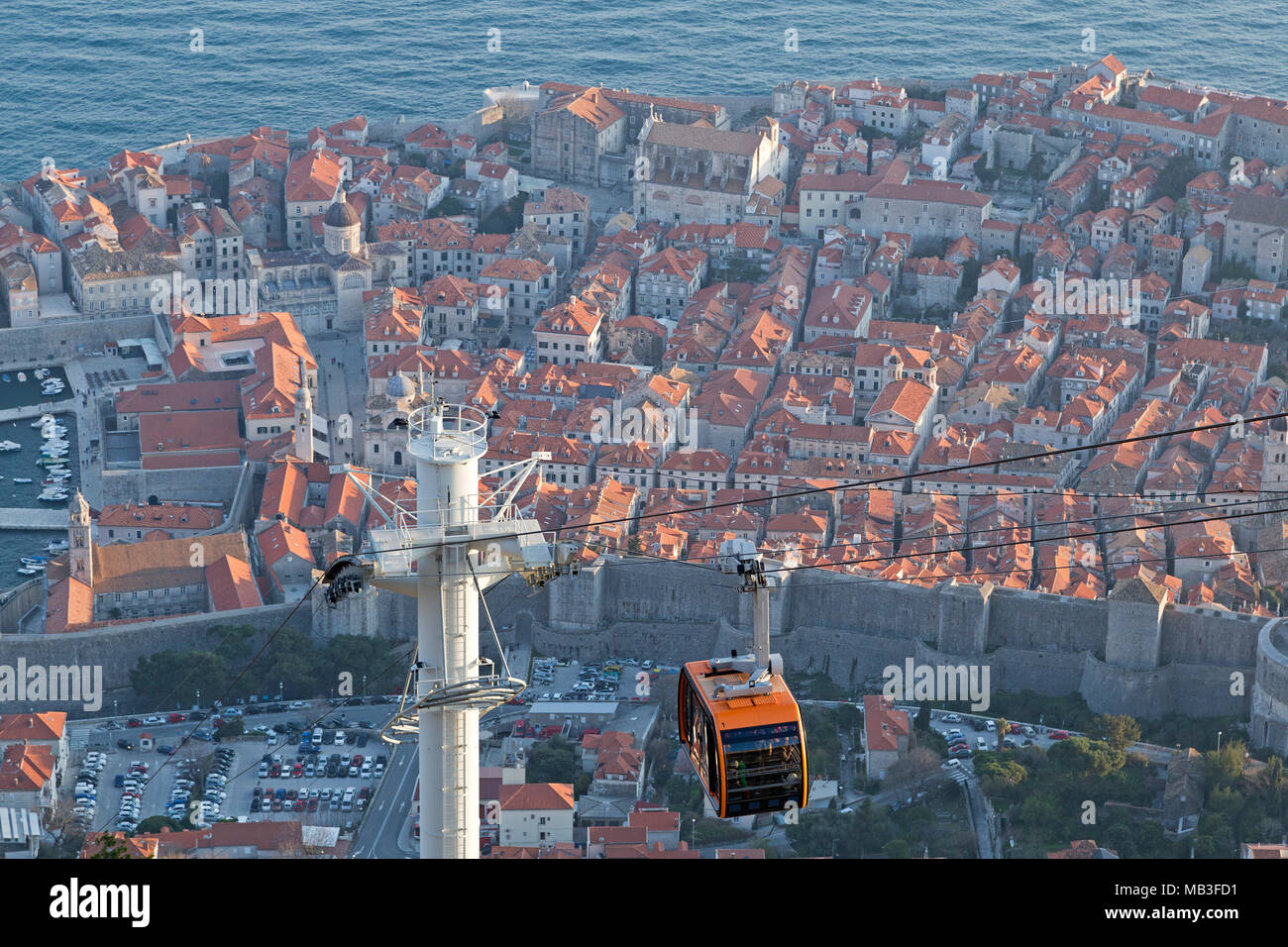 Vue panoramique sur la vieille ville, téléphérique, Dubrovnik, Croatie Banque D'Images