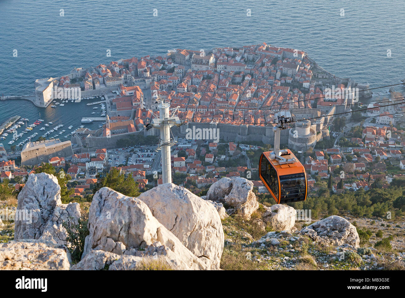 Vue panoramique sur la vieille ville, téléphérique, Dubrovnik, Croatie Banque D'Images