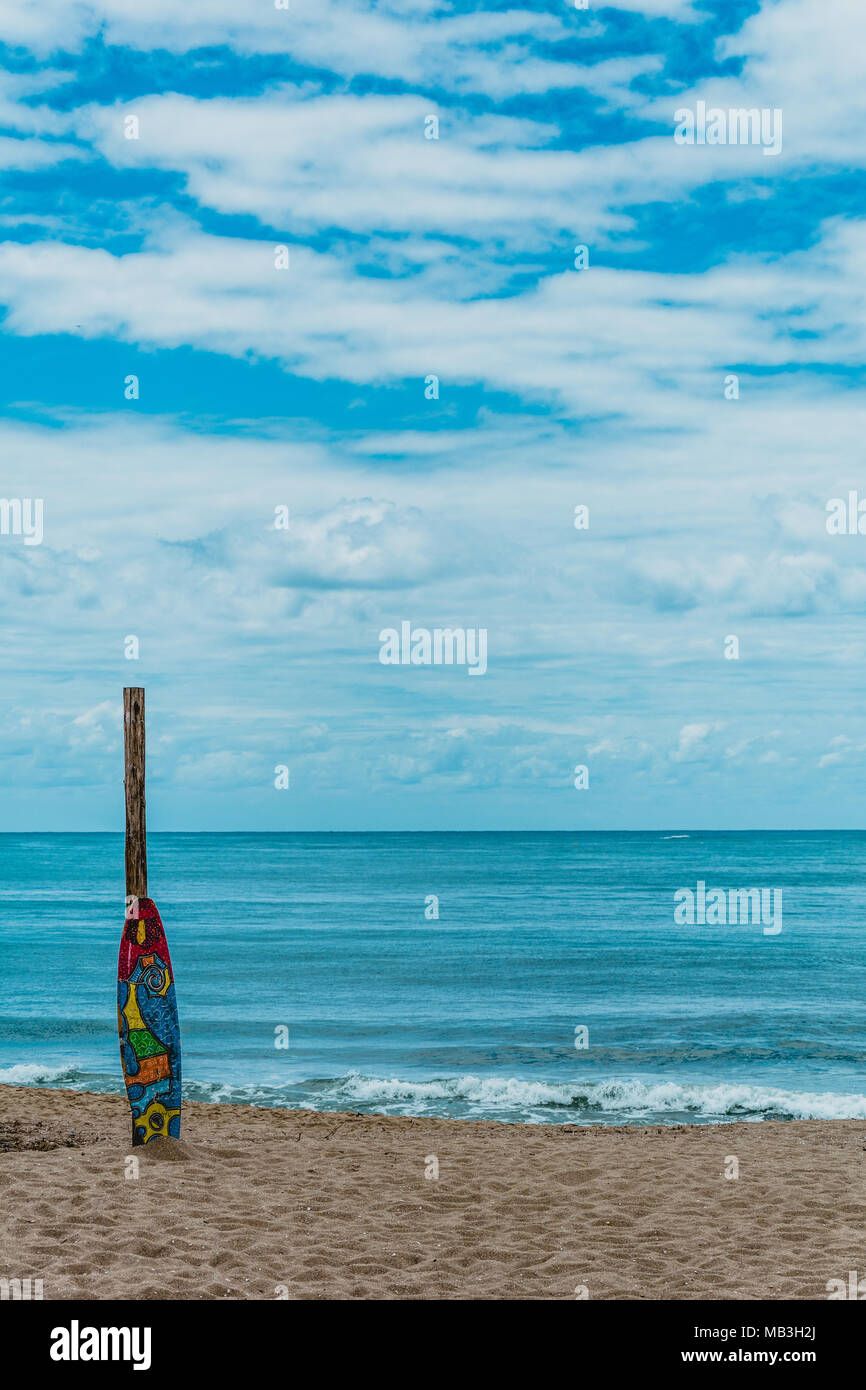 Florianopolis, Brésil. Février, 2018. Conseil de surf colorées sur le sable à l'Armacao Beach, dans le sud de l'île. Banque D'Images