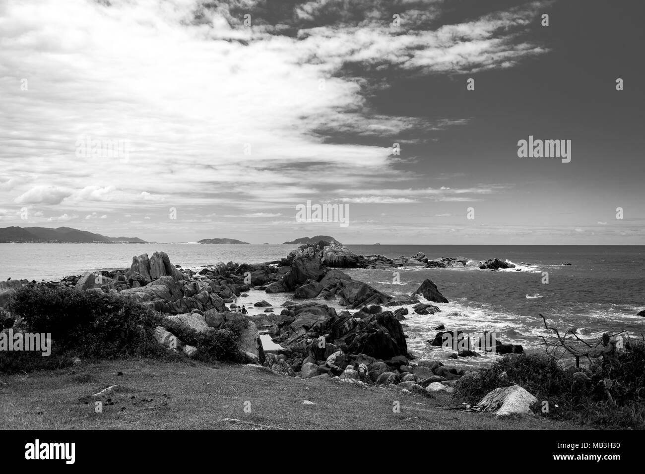 Florianopolis, Brésil. Février, 2018. Mer et région rocheuse au sud de l'île. Tourné en noir et blanc. Banque D'Images