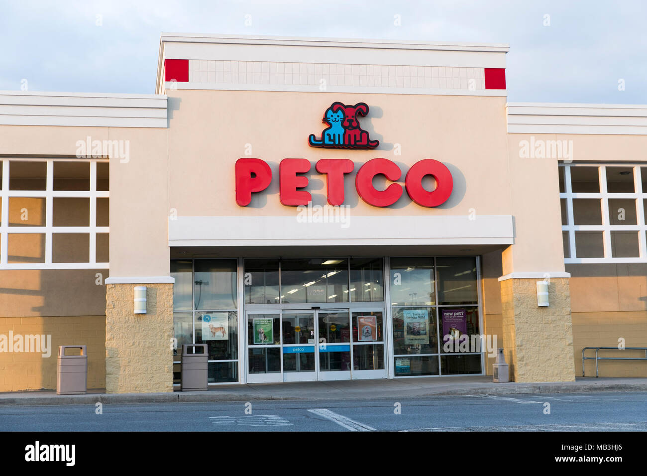 Un logo Petco vu sur un magasin de détail/de Hagerstown, Maryland le 5 avril 2018. Banque D'Images