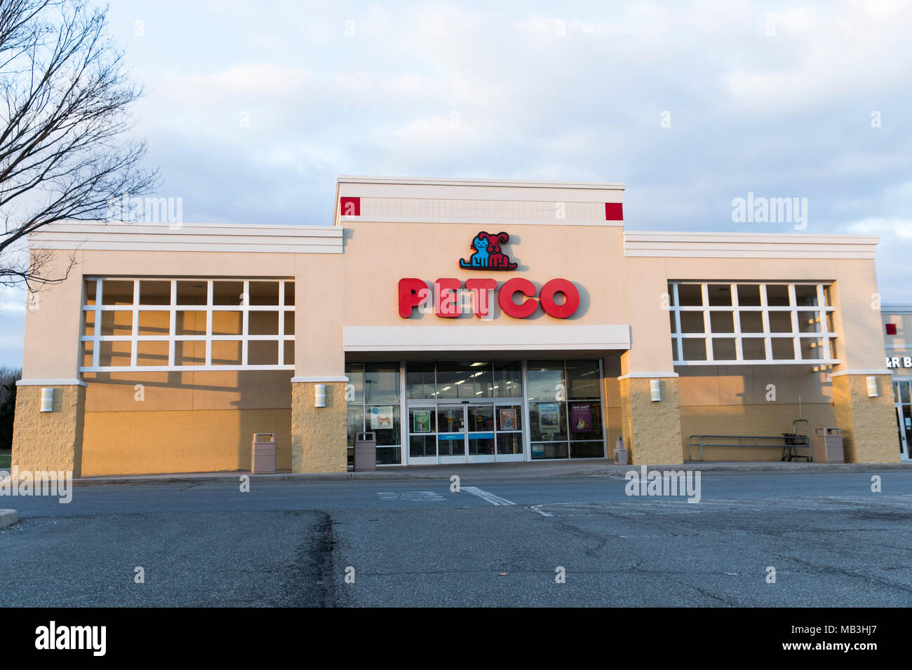 Un logo Petco vu sur un magasin de détail/de Hagerstown, Maryland le 5 avril 2018. Banque D'Images