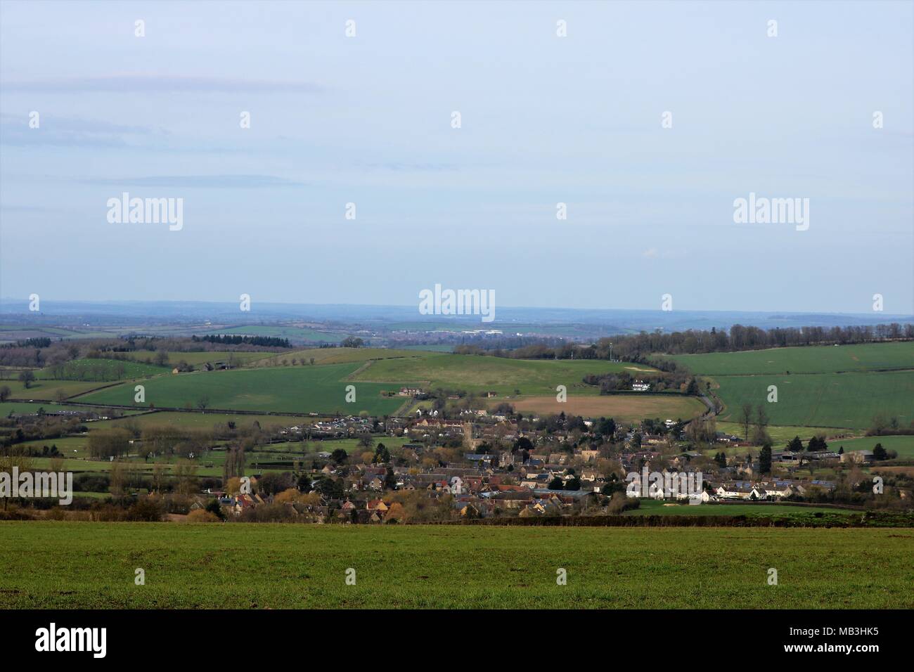Vue magnifique sur le paysage de l'Oxfordshire Warwickshire, Royaume-Uni / campagne au début du printemps Banque D'Images