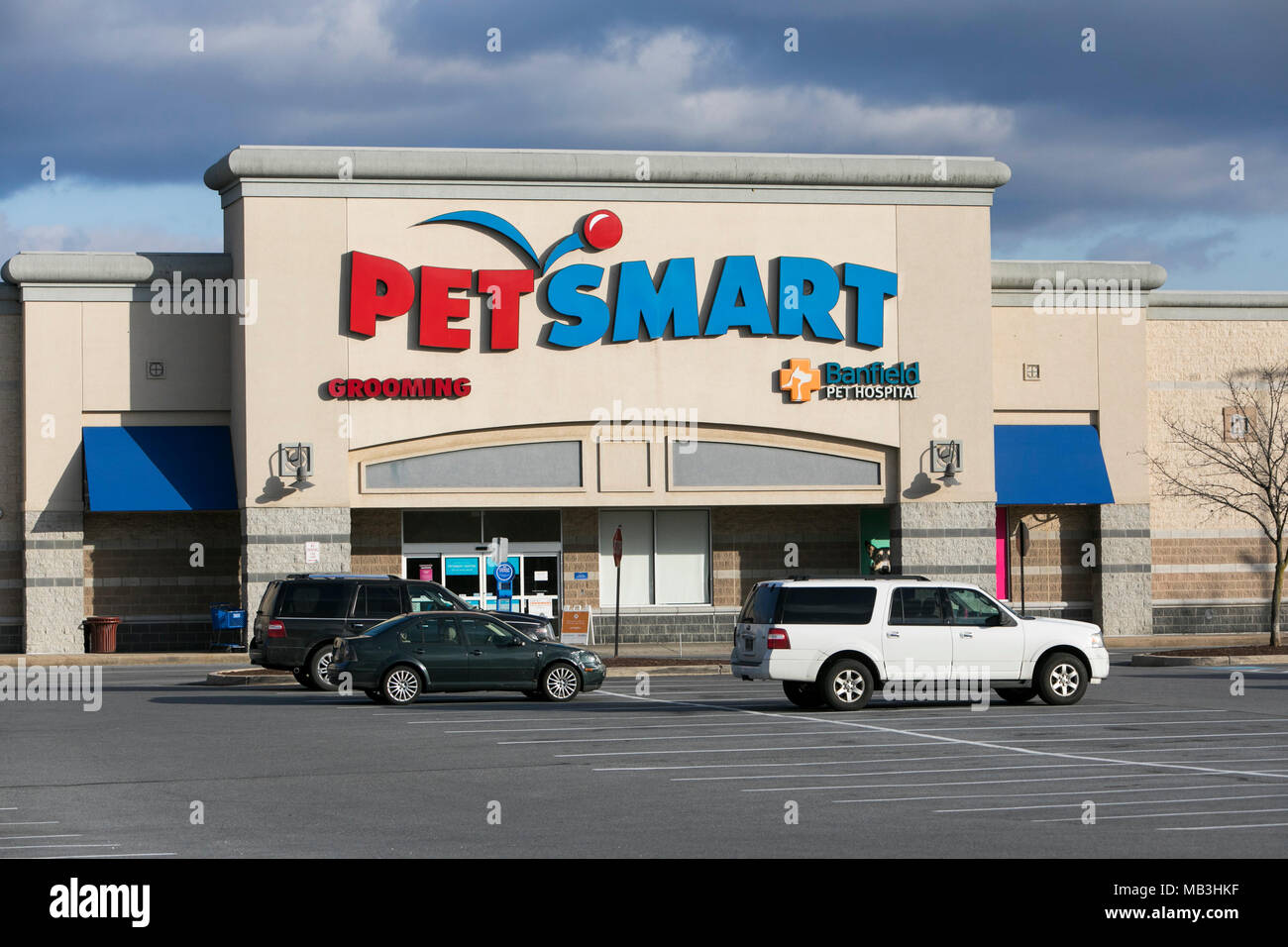 Un logo PetSmart vu sur un magasin de détail/de Hagerstown, Maryland le 5 avril 2018. Banque D'Images