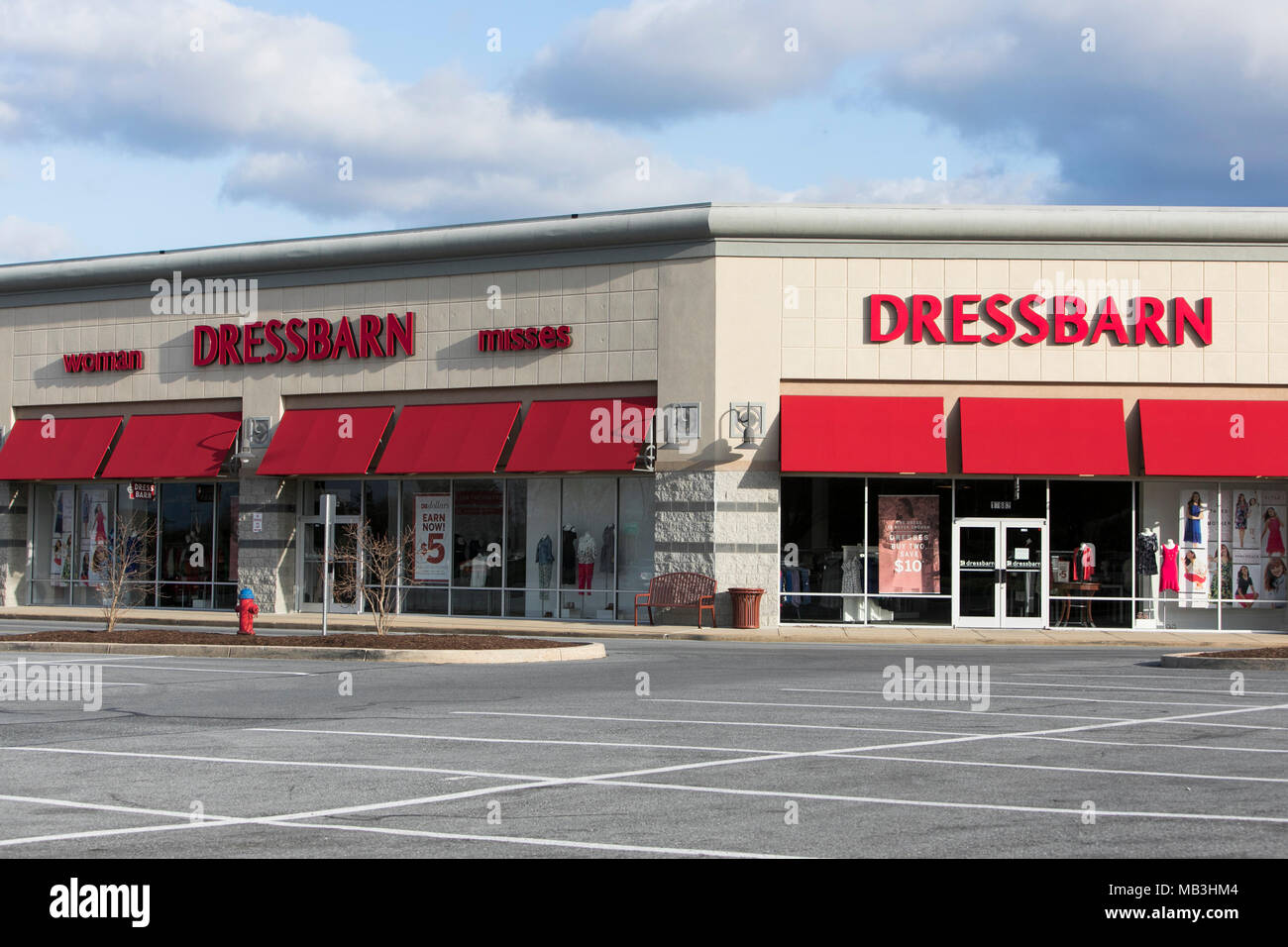 Un logo DressBarn vu sur un magasin de détail/de Hagerstown, Maryland le 5 avril 2018. Banque D'Images