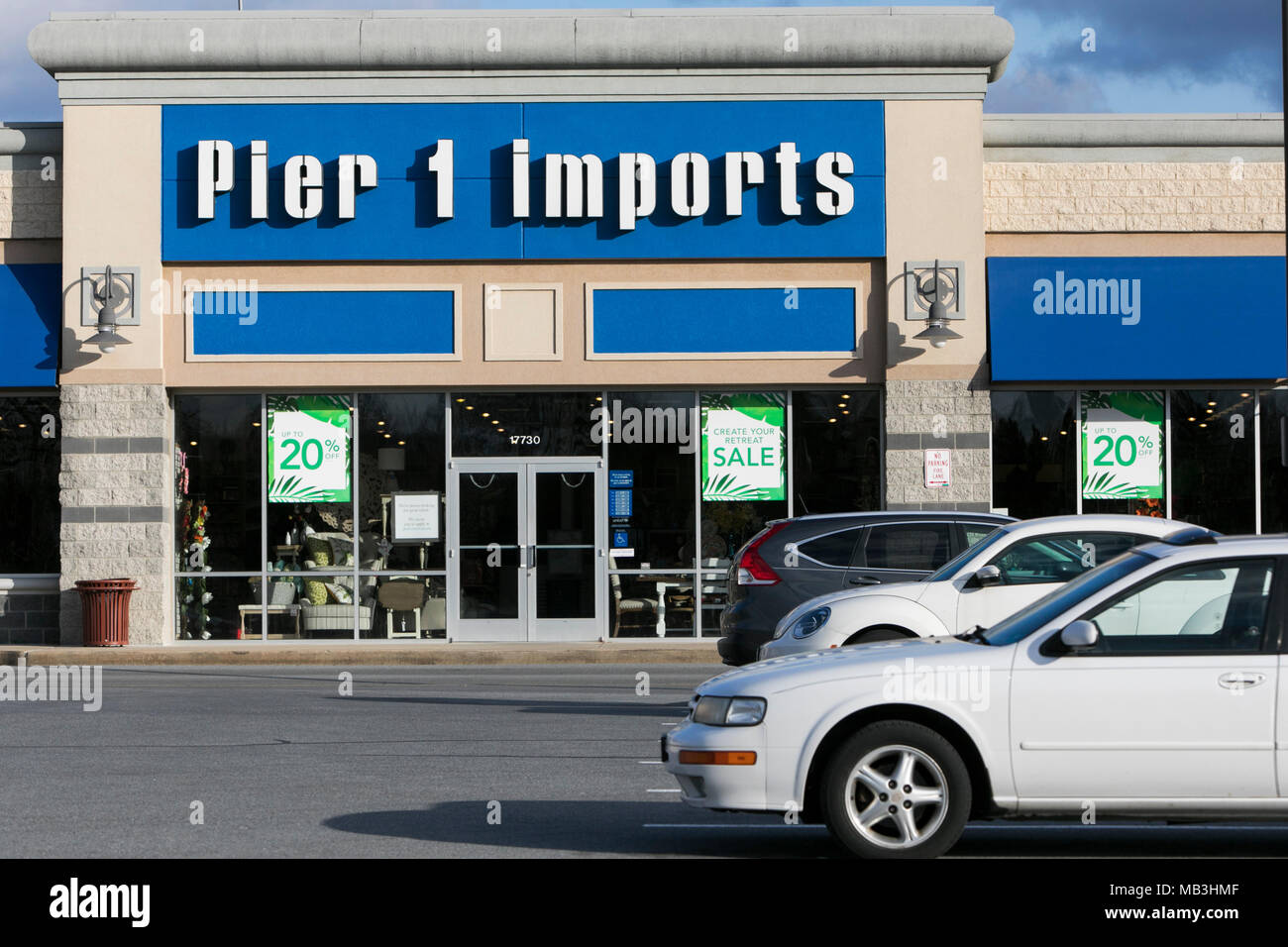 Un logo Pier 1 Imports vu sur un magasin de détail/de Hagerstown, Maryland le 5 avril 2018. Banque D'Images