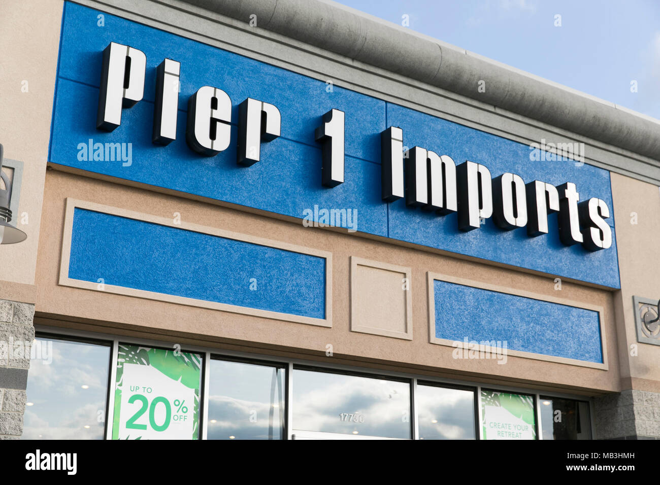 Un logo Pier 1 Imports vu sur un magasin de détail/de Hagerstown, Maryland le 5 avril 2018. Banque D'Images