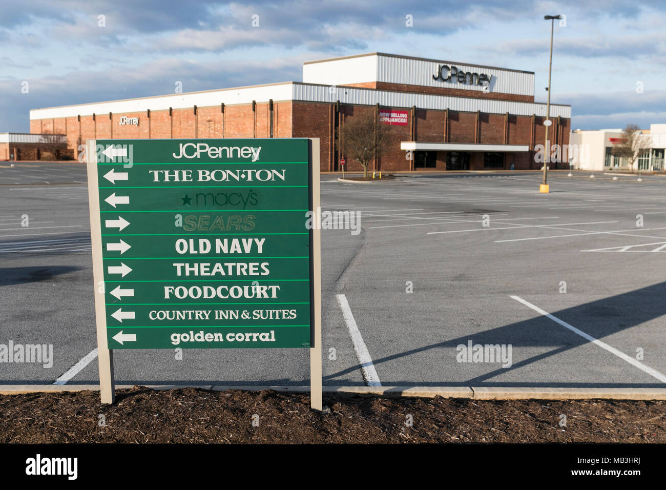 Un centre commercial avec le signe de sens décrit par Sears et Macy's logos détaillant dont l'emplacement des magasins ont fermé dans la région de Hagerstown, Maryland le apr Banque D'Images