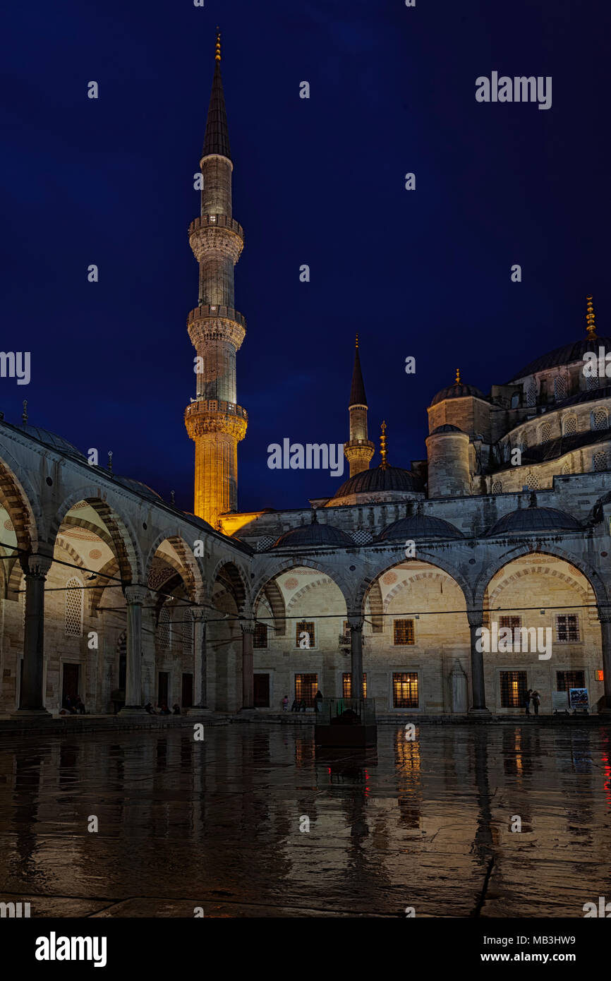 Nouvelle Mosquée, cour au crépuscule. Istanbul, Turquie. Banque D'Images
