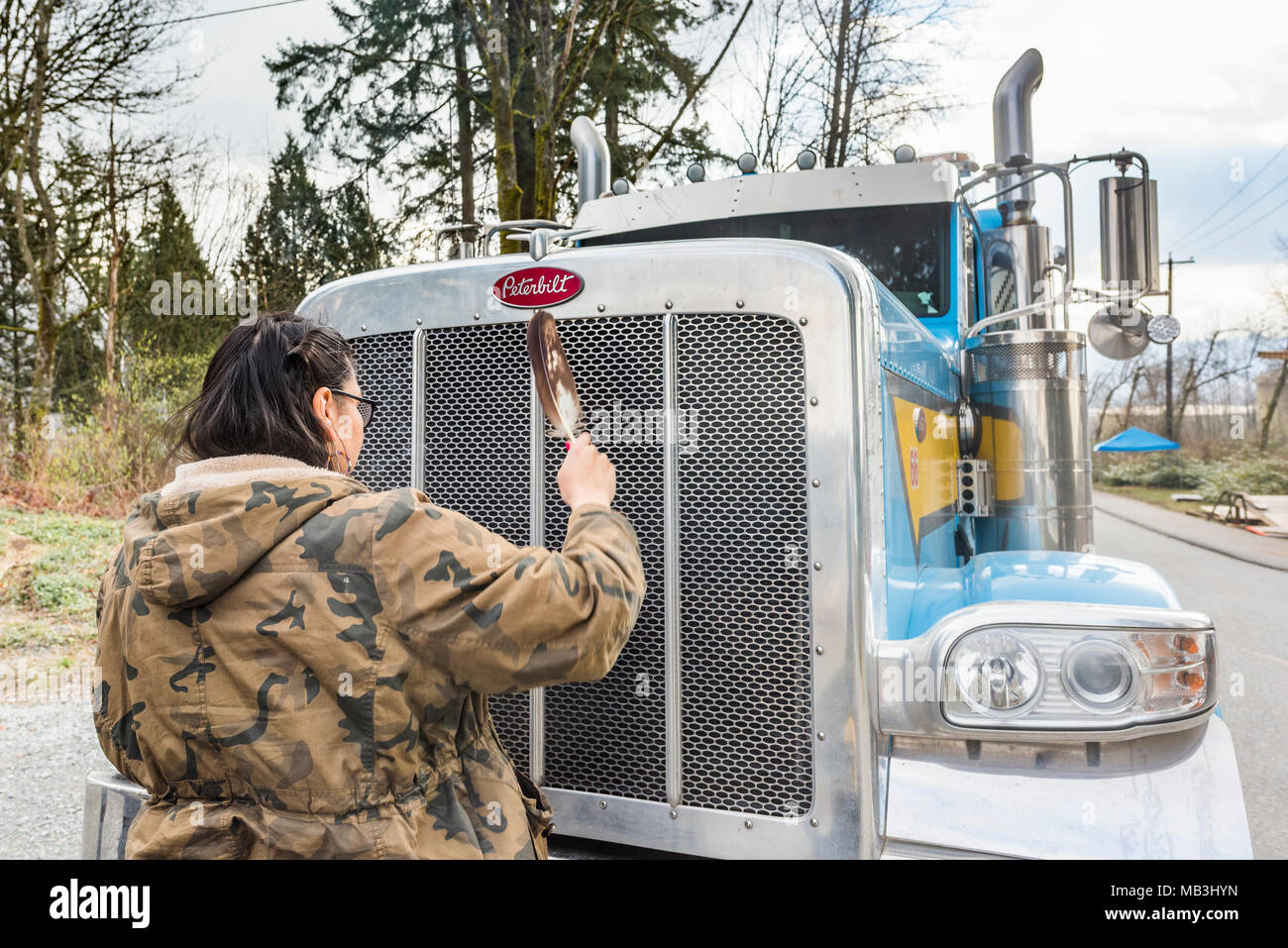 Femme autochtone et manifestants anti-Pipeline camion à l'entrée du terminal du pipeline de Kinder Morgan, Burnaby, Colombie-Britannique, Canada. Banque D'Images