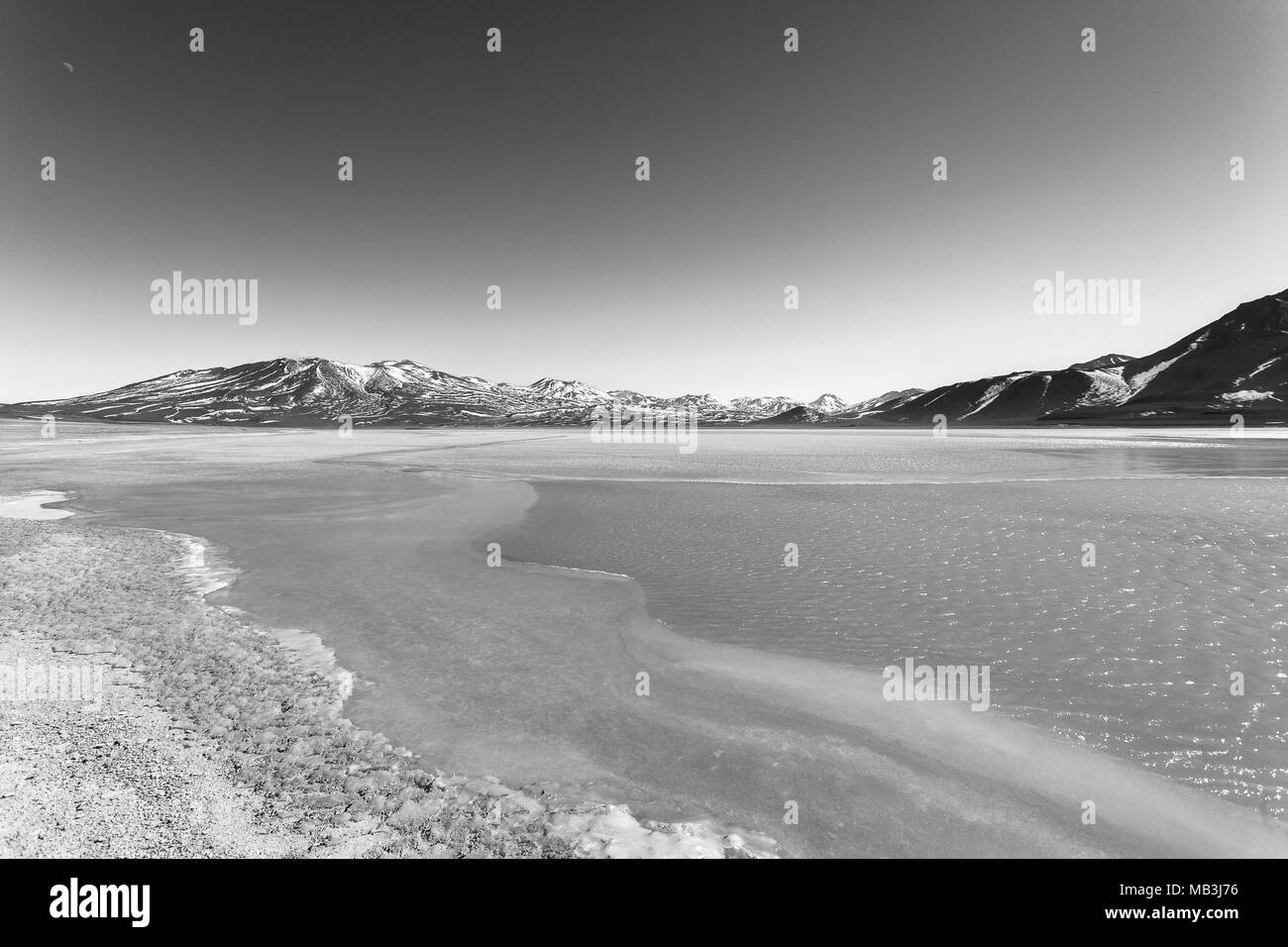 Laguna Blanca aménage, la Bolivie. Beau panorama bolivien.White Lagoon et le volcan Licancabur. Modifié numériquement Image Banque D'Images