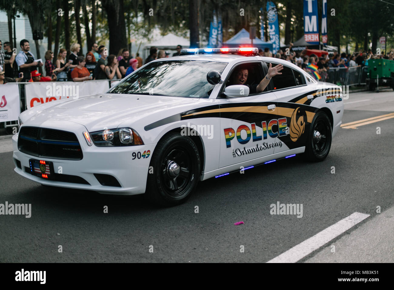 Les policiers de l'UCF conduisent leurs voitures nouvellement conçues avec le drapeau arc-en-ciel dans le défilé de fierté pour montrer leur soutien (2016). Banque D'Images