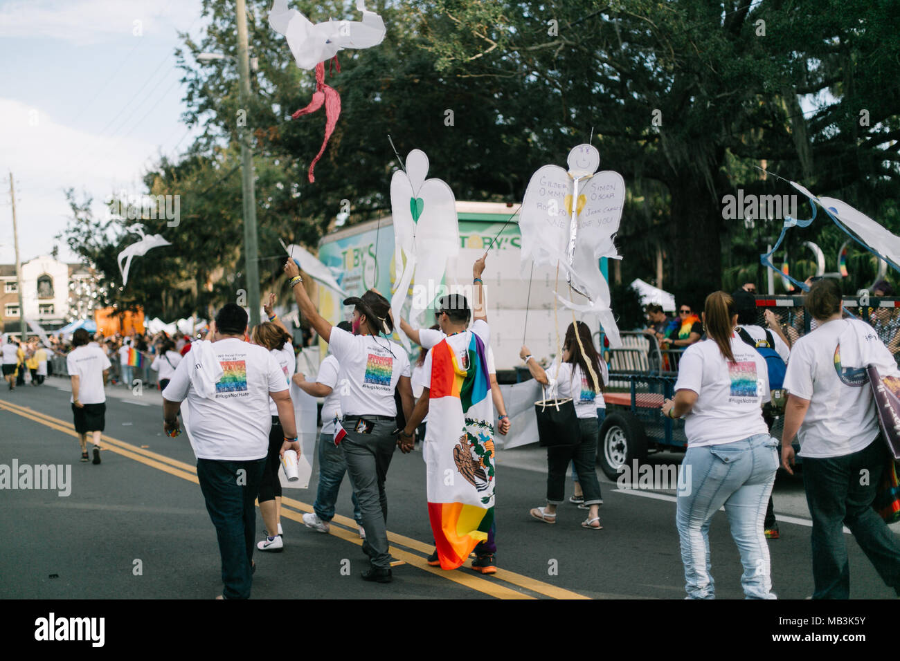 Les partisans d'impulsions à Orlando mars Pride Parade avec des anges pour se rappeler et honorer chacun des victimes dans la prise de pouls (2016). Banque D'Images