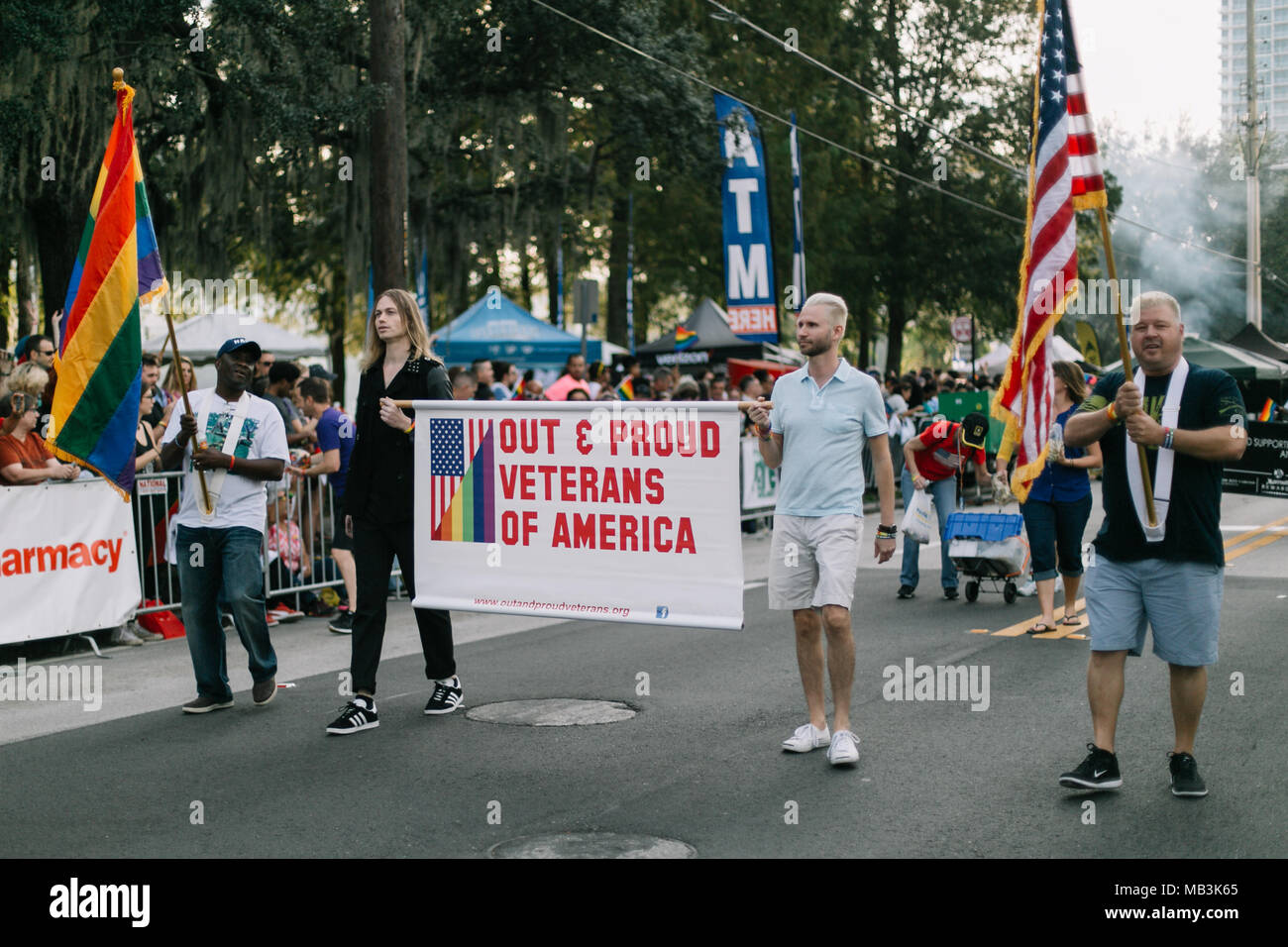 Out et fiers anciens combattants d'Amérique mars à Orlando Pride Parade (2016). Banque D'Images