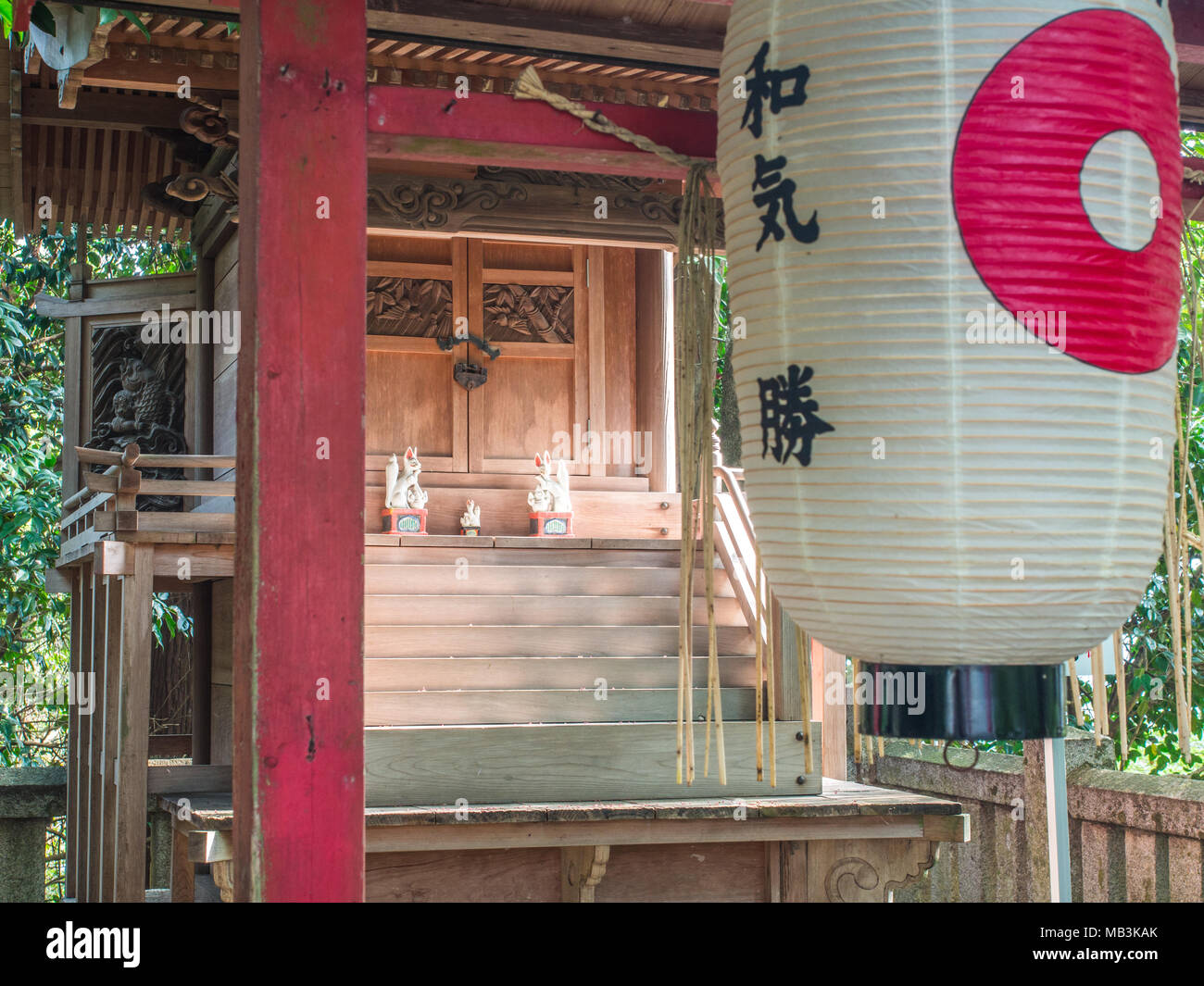 Lanternes Chochin kitsune fox et chiffres à un gardien auxiliaire sessha culte à Ozu de culte, Ozu, Ehime, Shikoku, Japon Banque D'Images
