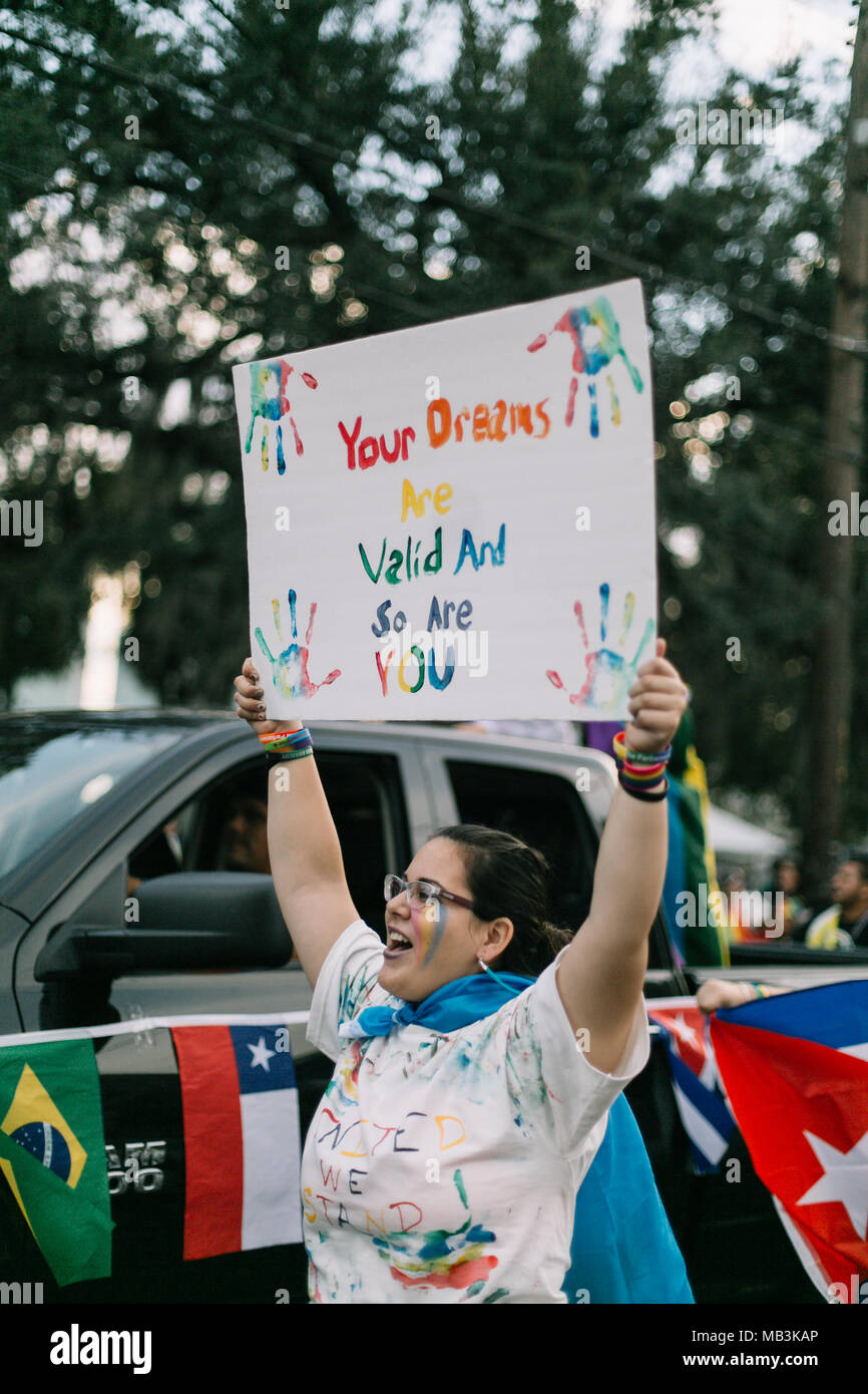 Personne tenant signe: 'Vos rêves sont valides et vous êtes ainsi" dans le Orlando Pride Parade (2016). Banque D'Images