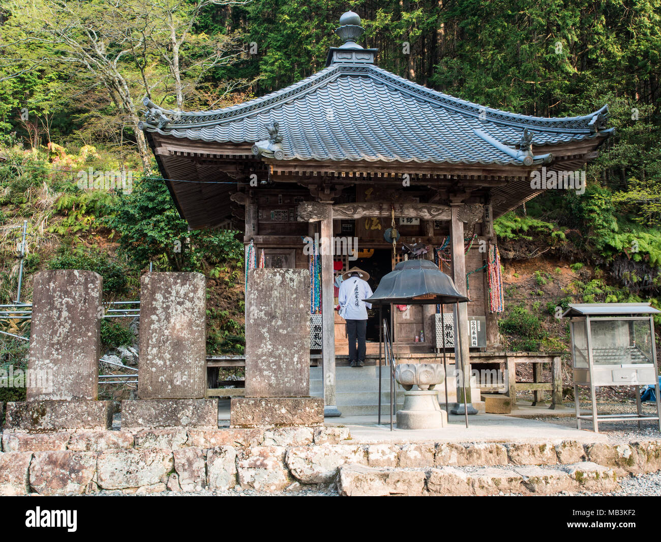 Pèlerin Henro priaient à Daishi-do à Meisekiji, temple 43 Temple 88 de pèlerinage de Shikoku, Ehime, Uwa, Shikoku, Japon Banque D'Images