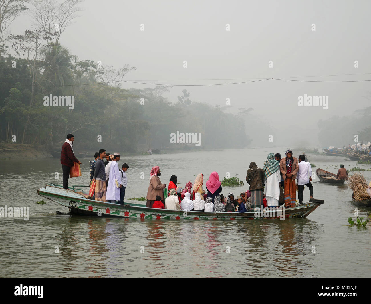 Bateau de transport de passagers d'une rive à l'autre. Dans le delta des rivières Ganga (Padma), du Brahmapoutre et de la Meghna personnes vivent sur l'eau. La zone autour de la ville Banaripara est inondé avec de l'eau. Les gens vivent dans des villages sur les rives de rivières. Le transport routier n'est possible. Juste de l'eau et les navires les connecter avec le reste du monde. Mais le quartier est très animé. Les agriculteurs cultivent des fruits, des légumes, du riz et des cultures sur 2 700 kilomètres carrés de terres entre les rivières. Visitez les fournisseurs leur client sur les bateaux. Marchés flottants avec des légumes, des fruits, du riz ou du bois sont communs dans ce domaine. Banque D'Images