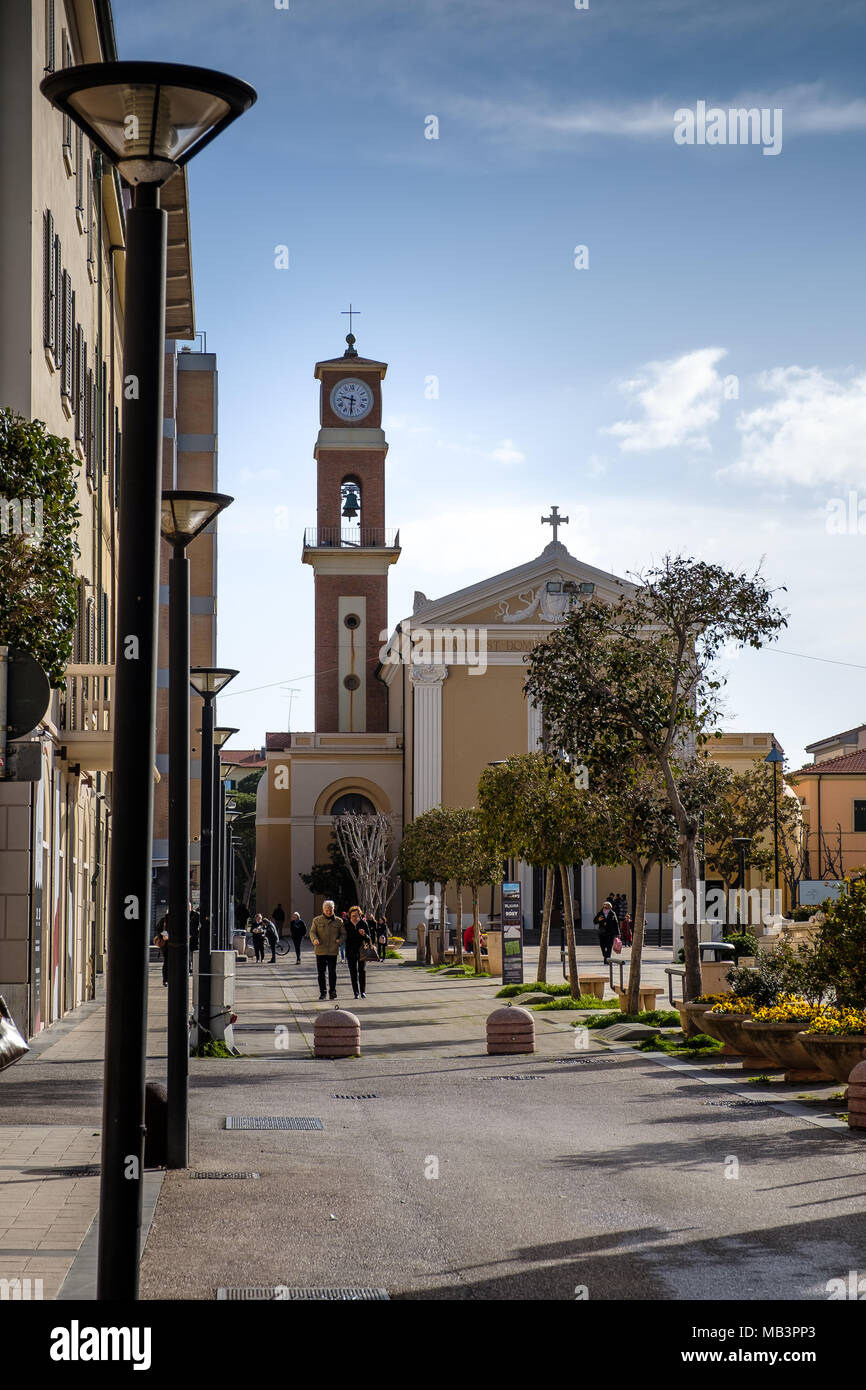 CECINA, Toscane, Italie - 31 mars 2018 : Piazza Francesco Domenico Guerrazzi, dans l'arrière-plan l'église de la cathédrale de San Giuseppe Banque D'Images