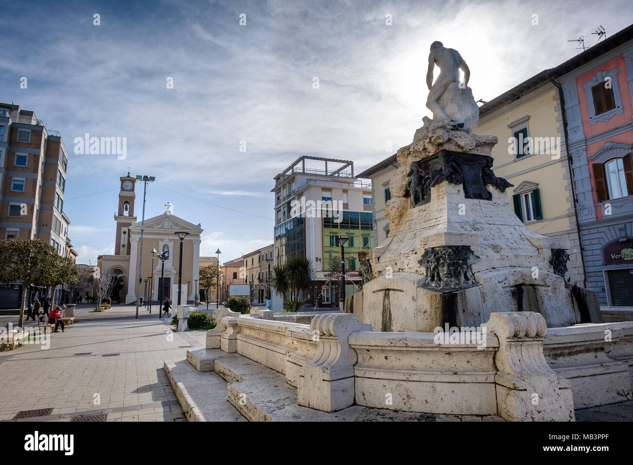 CECINA, Toscane, Italie - 31 mars 2018 : Piazza Francesco Domenico Guerrazzi avec la fontaine de la maremme Assetata créé par l'artiste Emidio Vi Banque D'Images