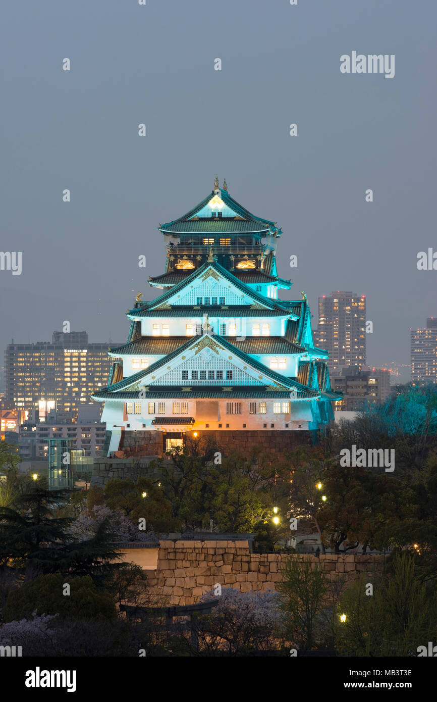 Vue nocturne du château d'Osaka, Osaka, Japon. Banque D'Images