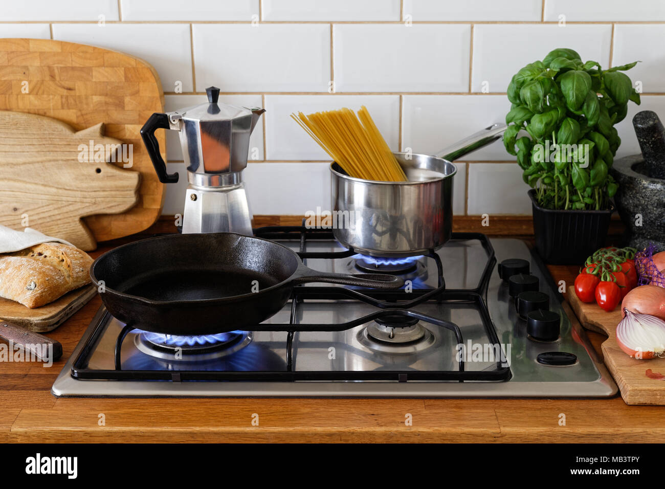 Repas de cuisine sur un réchaud à gaz dans la cuisine traditionnelle faite  maison. Plan de travail en bois Photo Stock - Alamy