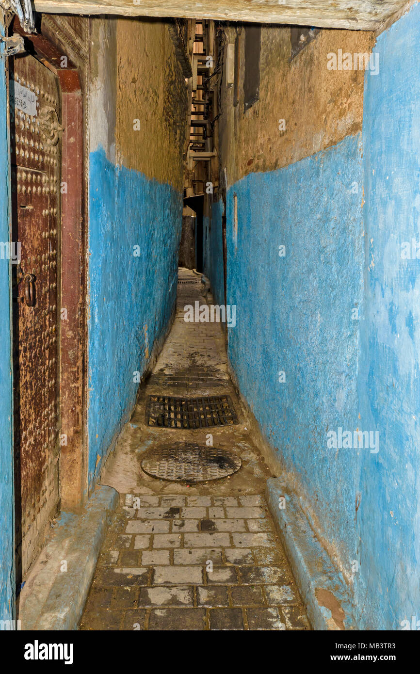 Maroc FES MEDINA SOUK ruelle étroite avec poutres apparentes et des murs bleus Banque D'Images