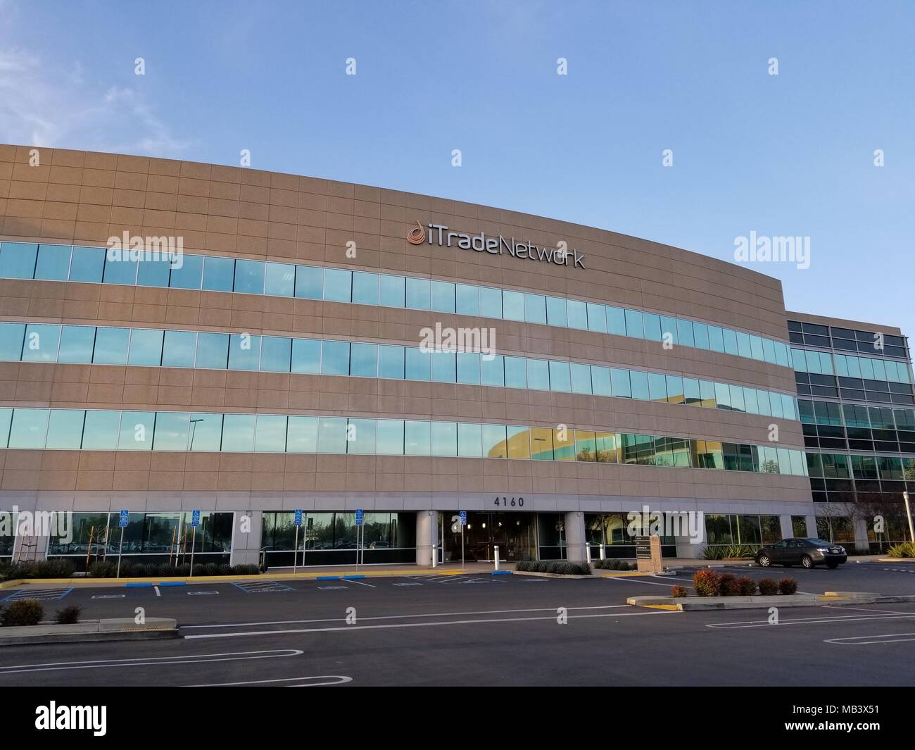 Façade avec logo et inscription au siège de la chaîne alimentaire de l'entreprise logiciel iTrade Network à Dublin, Californie, le 2 avril 2018. () Banque D'Images