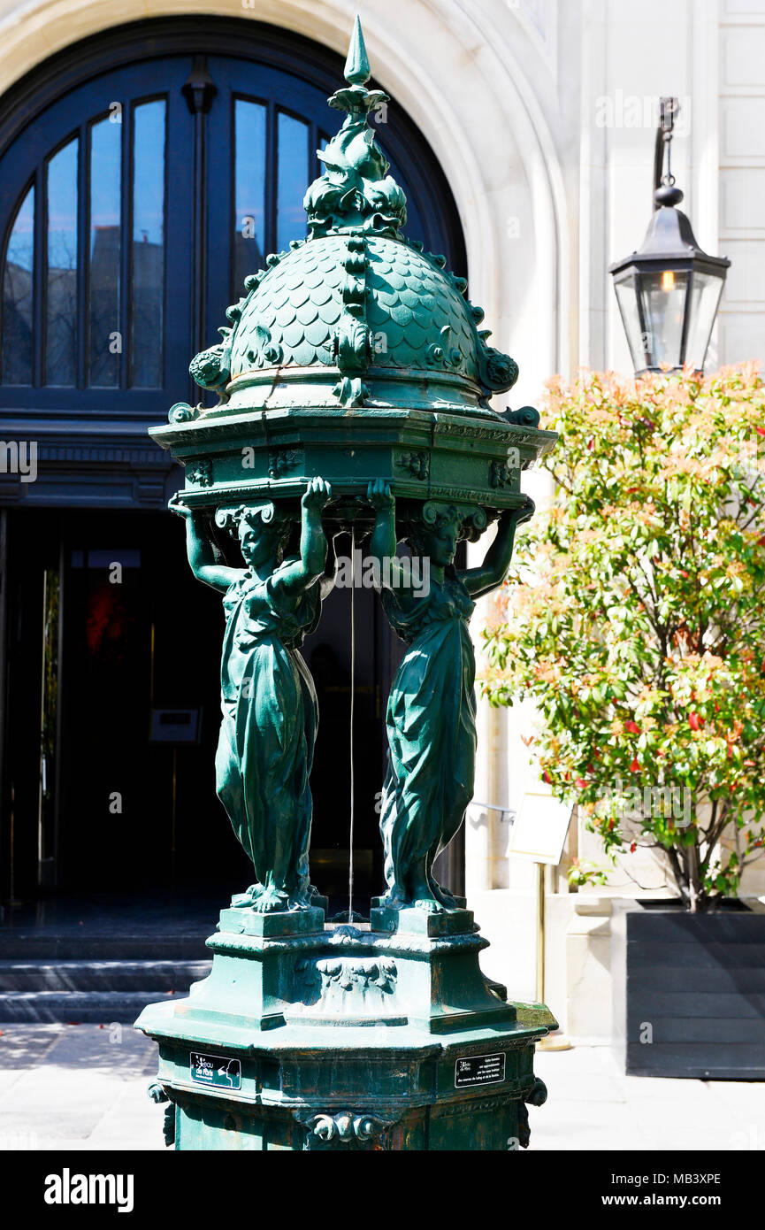 Une fontaine Wallace verte classique à Paris, comportant quatre statues de cariatides soutenant un sommet en dôme Banque D'Images