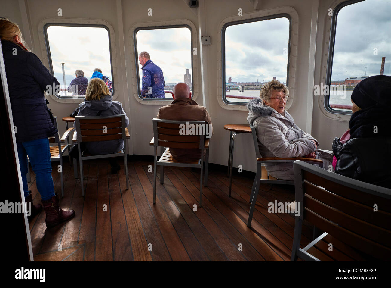 L'intérieur de l'avant le salon sur la Mersey Ferry Iris Royal comme il traverse la rivière Mersey Banque D'Images