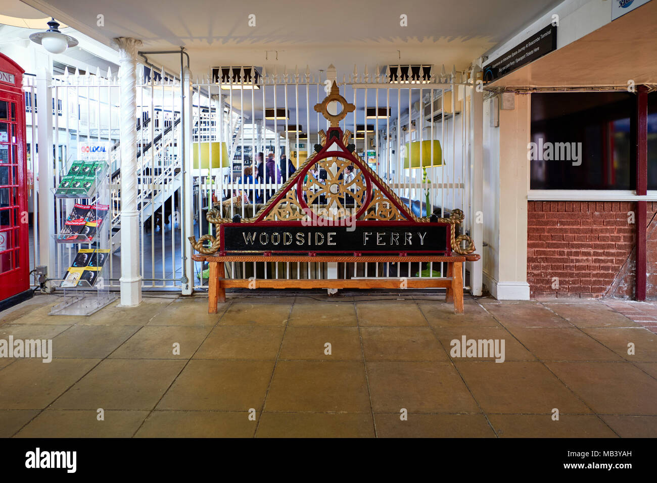 L'entrée du terminal de traversier Woodside et cafe, Birkenhead, Merseyside Banque D'Images