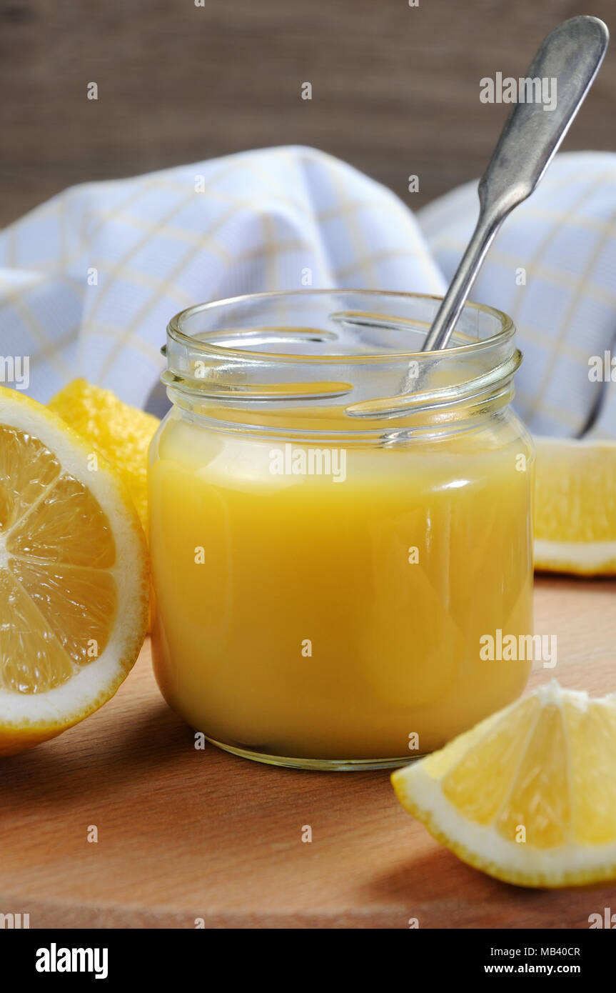 Kurdes - citron crème anglaise sur le jus de citron. C'est un classique, il est utilisé pour une utilisation avec des toasts, à tartas, gâteaux. Banque D'Images