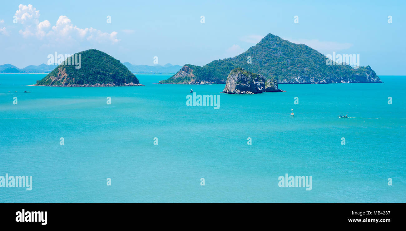 Paysages de mer de Khao Sam Roi Yot National Park, province de Prachuap Khiri Khan, Thaïlande. Les îles et les bateaux dans des eaux bleu azur Banque D'Images