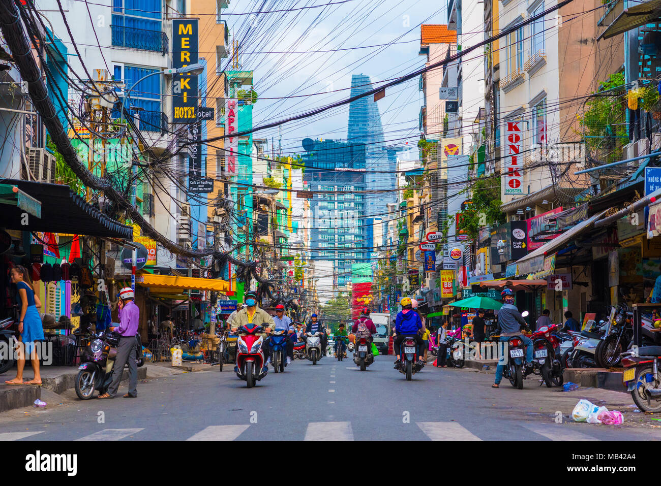 Bui Vien Street (backpackers' hôtel area) à Ho Chi Minh, Vietnam. Trafic Scooter quartier touristique à Saigon et Bitexco Financial Tower Banque D'Images