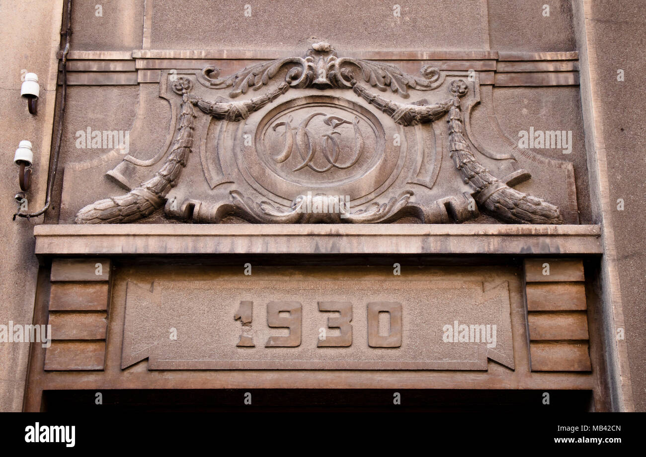 Belgrade, Serbie - Avril 3, 2018 : un ornement architectural , secours avec nom initiales et un an dans une maison qui a été construite en 1930, au-dessus de l'entrée Banque D'Images